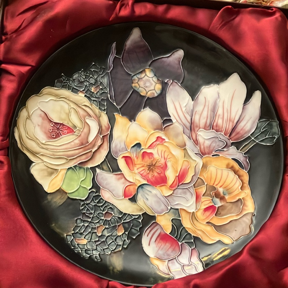 Beautiful & unique flower plate by Benaya by Innovative Ng ‘06. Gorgeous color❤️
